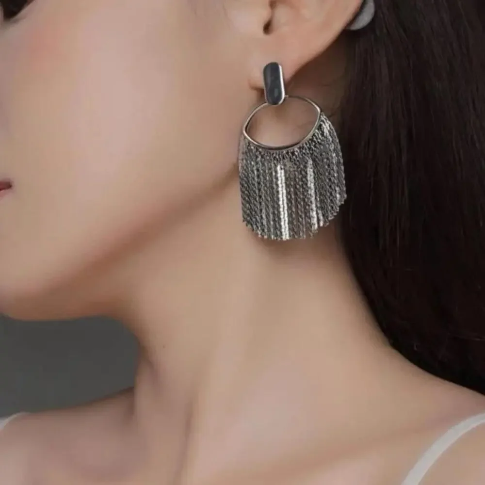 Silver fringe earrings, vintage style perfect for party, vacation, etc - Picture 3 of 3